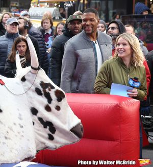 Sarah Haines cheers on Michael Strahan Photo