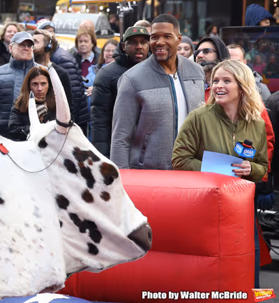Sarah Haines cheers on Michael Strahan Photo