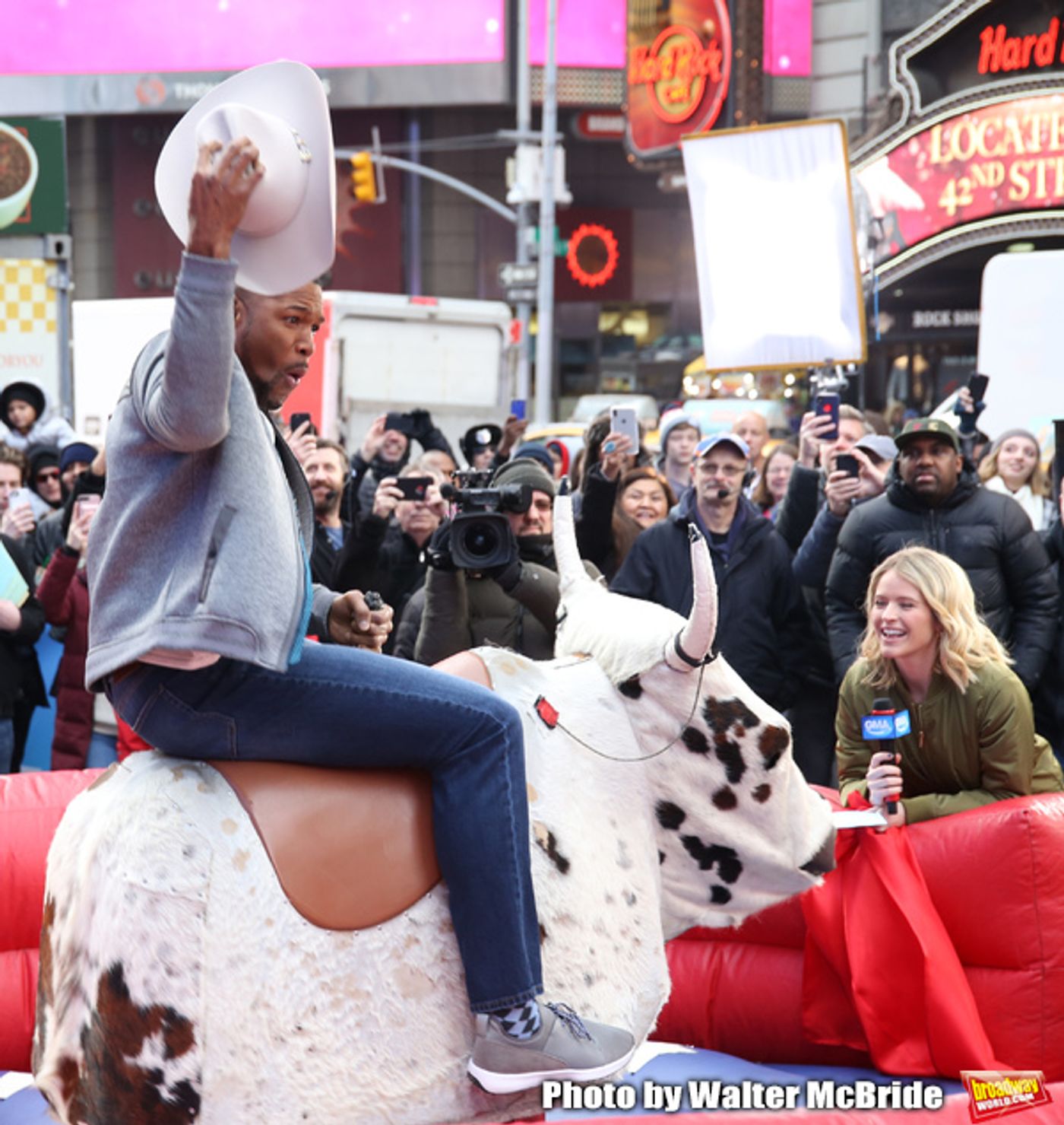 Photo Coverage: GMA DAY Host Michael Strahan Braves Mechanical Bull Ride In Times Square!  Image
