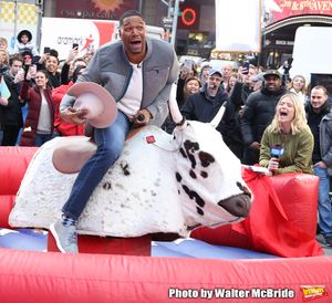 Sarah Haines cheers on Michael Strahan @ BroadwayWorld Sarah Haines cheers on Michael Strahan Photo