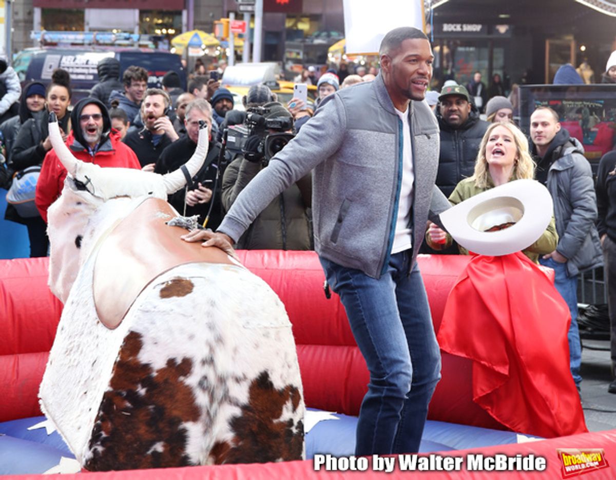 Sarah Haines cheers on Michael Strahan  at 