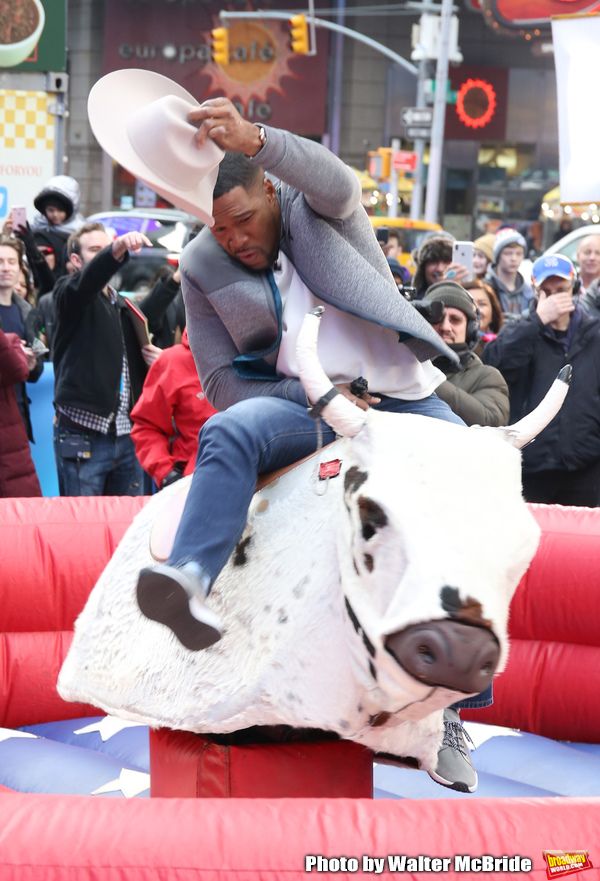 Sarah Haines cheers on Michael Strahan  Photo