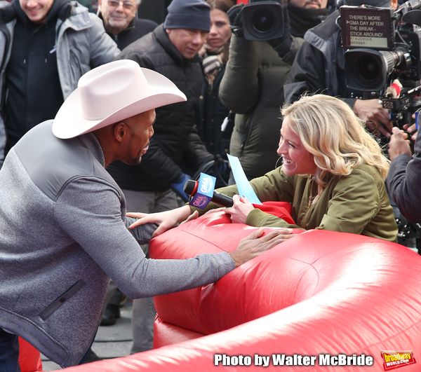 Sarah Haines cheers on Michael Strahan Photo