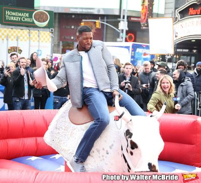 Sarah Haines cheers on Michael Strahan Photo