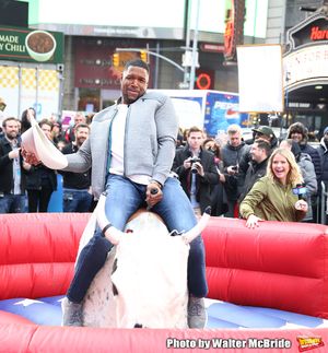 Sarah Haines cheers on Michael Strahan @ BroadwayWorld Sarah Haines cheers on Michael Strahan Photo