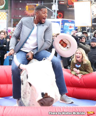 Sarah Haines cheers on Michael Strahan Photo