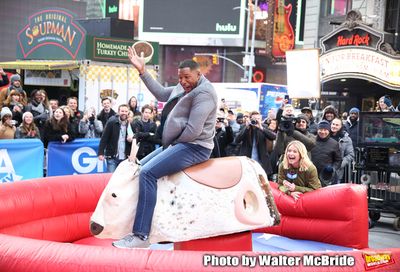 Sarah Haines cheers on Michael Strahan Photo