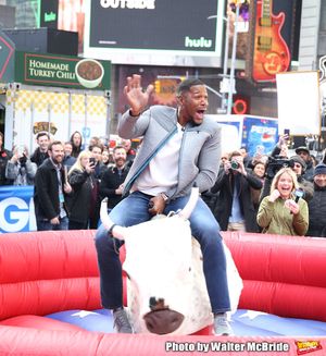 Sarah Haines cheers on Michael Strahan @ BroadwayWorld Sarah Haines cheers on Michael Strahan Photo