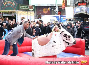 Sarah Haines cheers on Michael Strahan @ BroadwayWorld Sarah Haines cheers on Michael Strahan Photo