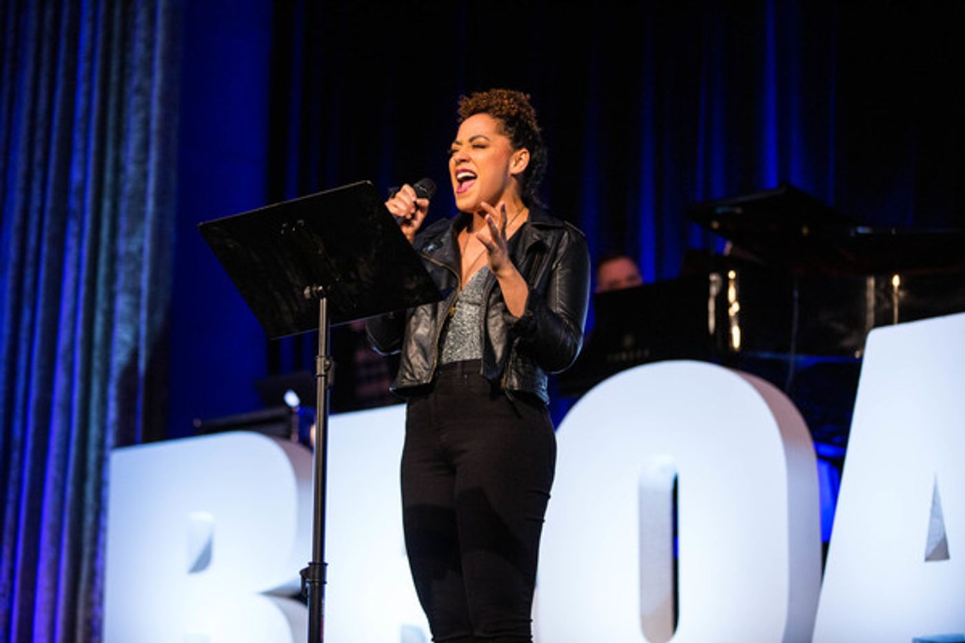 Photo Flash: Laura Osnes, Derek Klena, and More Perform in R&H Goes Pop! at BroadwayCon  Image