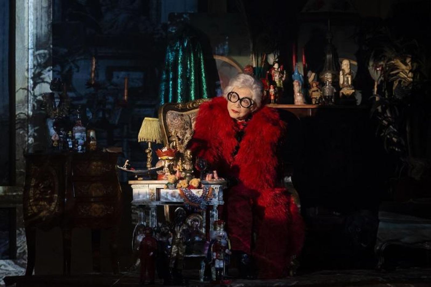Review: Celebrating Her 90 Years, Nathalia Timberg Gives Life to Iris Apfel, World Fashion Icon, in ATRAVES DA IRIS (Through the Iris)  Image
