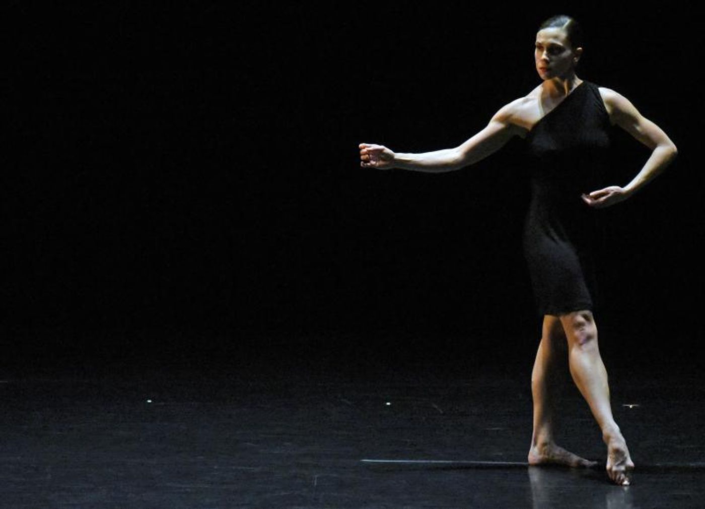 Review: HUBBARD STREET DANCE CHICAGO & THIRD COAST PERCUSSION BLEND THEIR TALENTS INTO A FASCINATING EVENT  at The Wallis Annenberg Center For The Performing Arts  Image