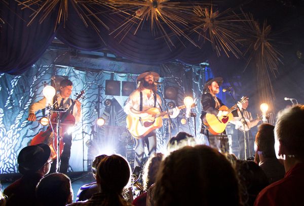 Interview: THE DEAD SOUTH Charms North America and Europe With Bluegrass, Banjo, Guitar and Grit Image