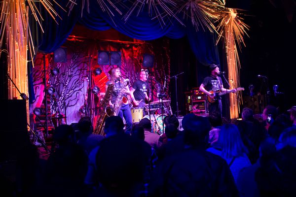 Interview: THE DEAD SOUTH Charms North America and Europe With Bluegrass, Banjo, Guitar and Grit Image