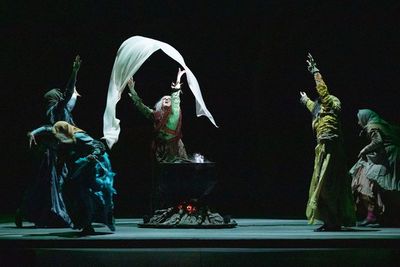 La Sylphide
Colleen Neary and witches (LAB Ensemble)
Photo By: Reed Hutchinson Photo