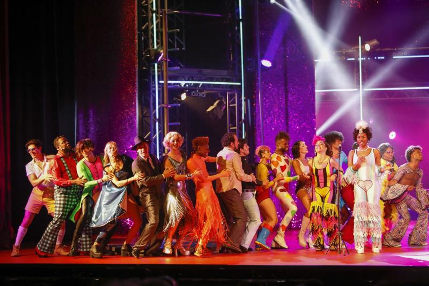 Review: O FRENETICO DANCIN DAYS Opens at Teatro OPUS  Image