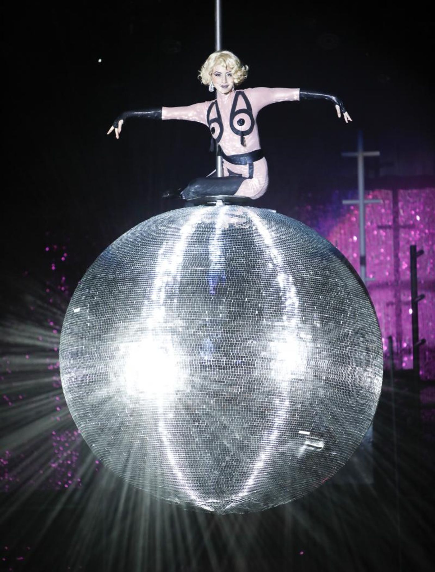 Review: O FRENETICO DANCIN DAYS Opens at Teatro OPUS  Image