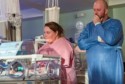 Chrissy Metz as Kate Pearson, Chris Sullivan as Toby Damon Photo