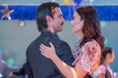 Milo Ventimiglia as Jack Pearson, Mandy Moore as Rebecca Pearson Photo