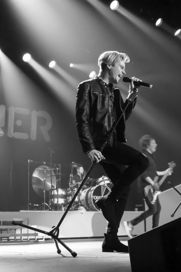 Photo Flash: Star Of JUKEBOX HERO Musical Crashes Foreigner Concert With Surprise Guest Appearance  Image