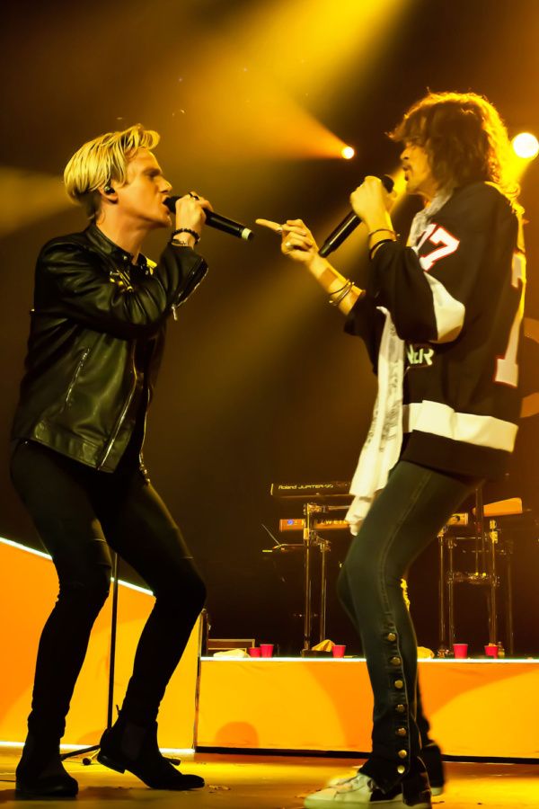 Photo Flash: Star Of JUKEBOX HERO Musical Crashes Foreigner Concert With Surprise Guest Appearance  Image