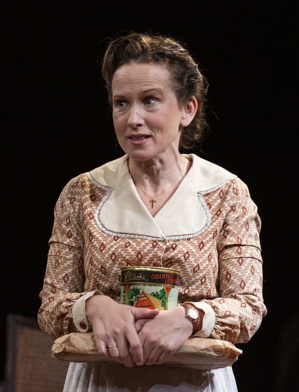 JENNIFER DUNDAS  Photo