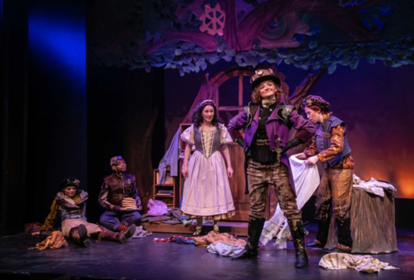 Photo Flash: SNOW WHITE Opens At The Downtown Cabaret Theatre  Image