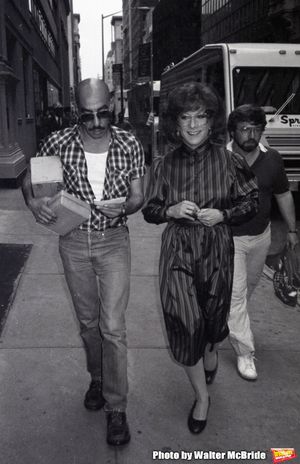 Dustin Hoffman with his hairdresser on the set filming TOOTSIE on June 9, 1982 in New Photo