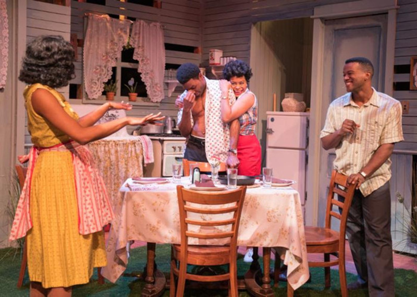 Photo Flash: TimeLine Theatre Company Presents TOO HEAVY FOR YOUR POCKET  Image