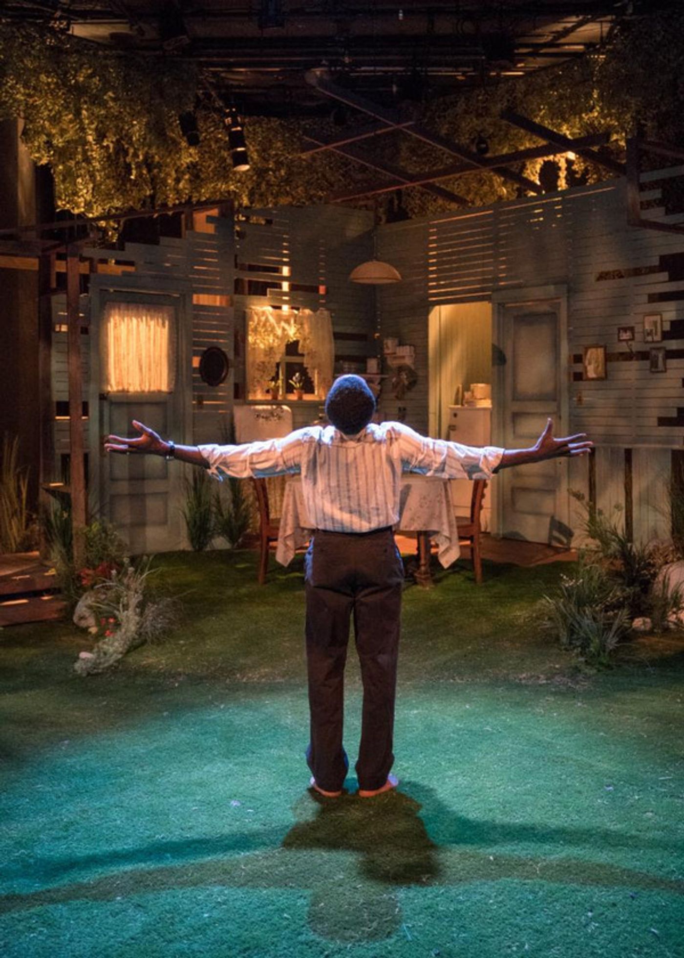 Photo Flash: TimeLine Theatre Company Presents TOO HEAVY FOR YOUR POCKET  Image