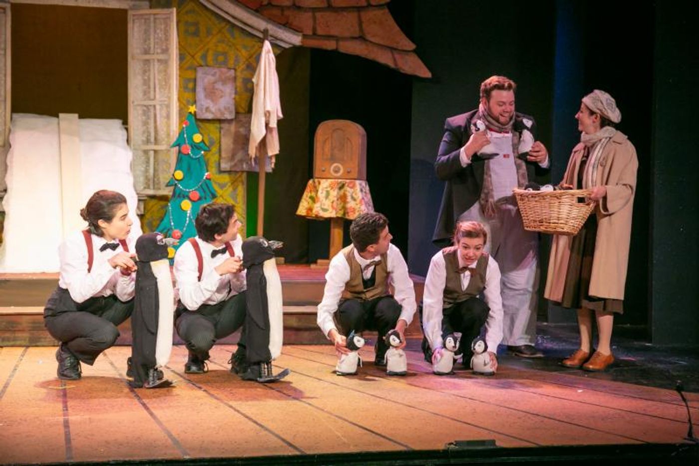 Review: MR. POPPER'S PENGUINS Delights at The Growing Stage  Image