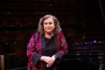 Kathleen Turner Photo