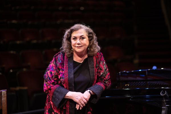 Kathleen Turner Photo