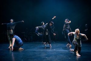 Doug Varone Dancers (Hsiao-Juo Tang, center) in "epilogue" from "in the shelter of th Photo