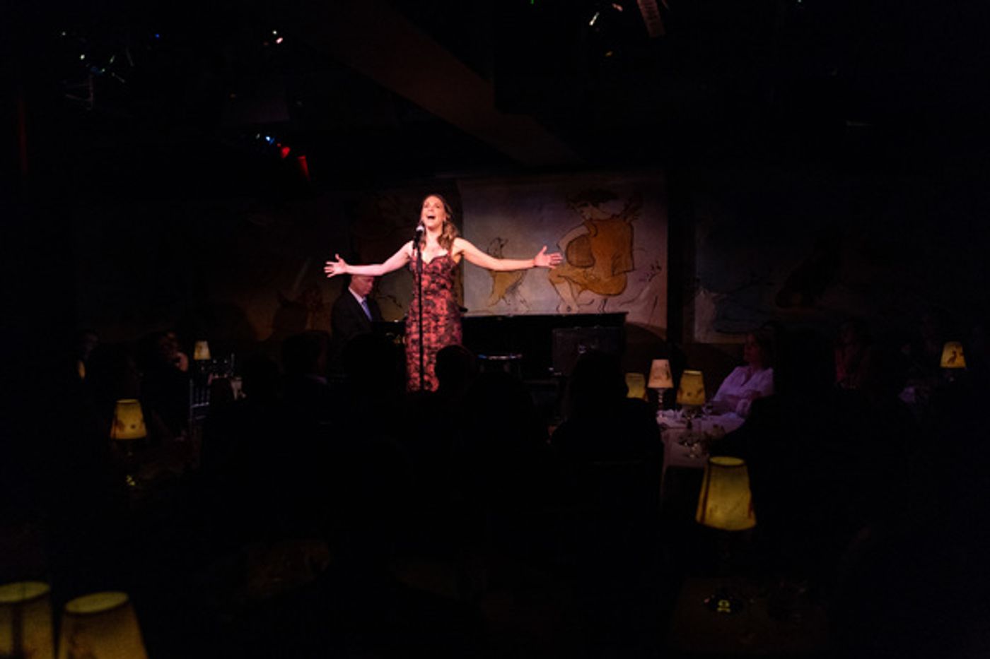 Photo Flash: Sutton Foster Kicks Off Residency at Cafe Carlyle  Image