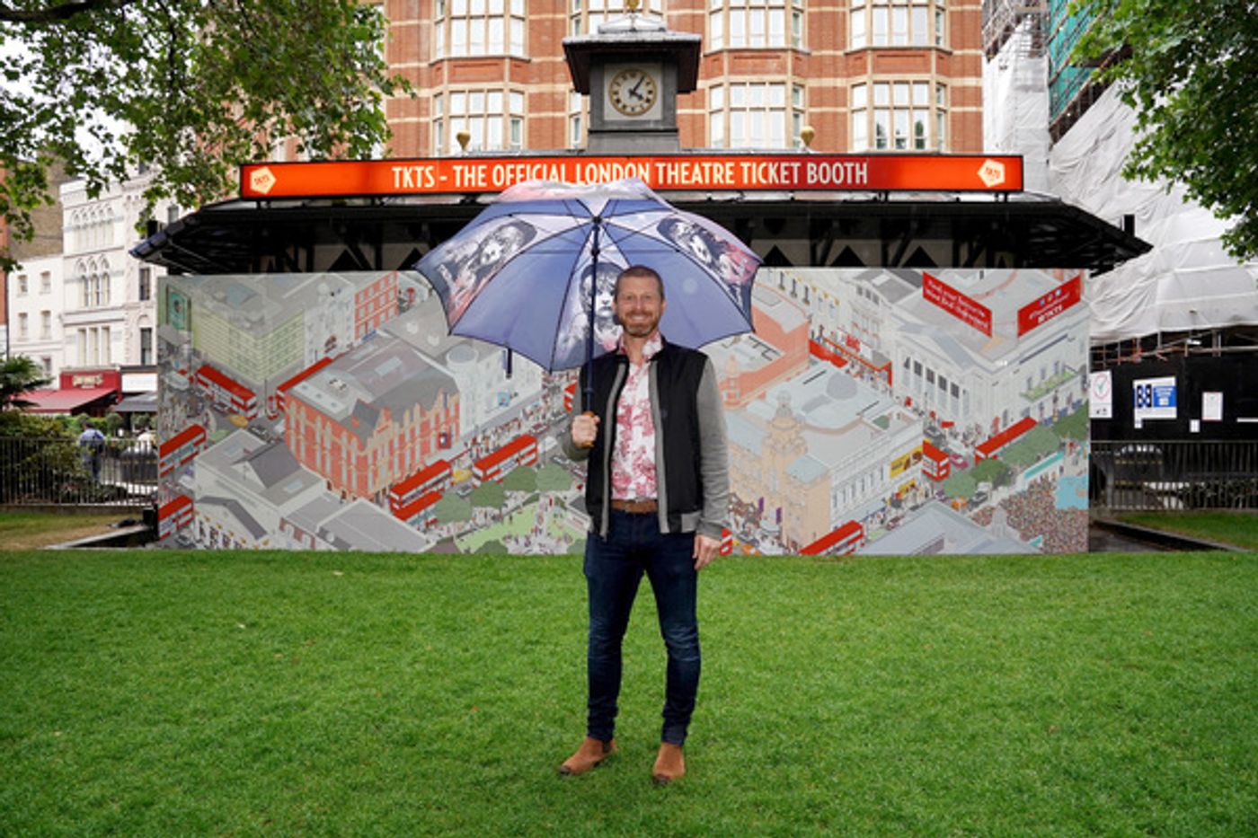 Photo Flash: TKTS Unveils Theatre Mural Alongside West End Stars  Image
