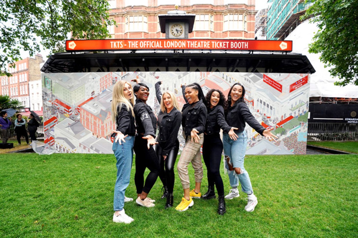 Photo Flash: TKTS Unveils Theatre Mural Alongside West End Stars  Image