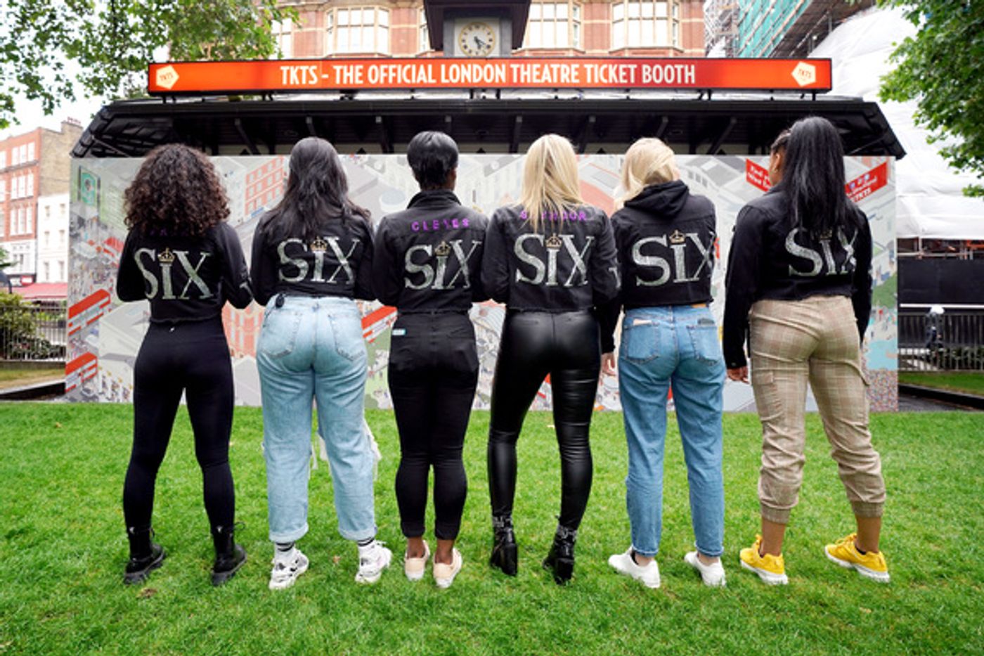 Photo Flash: TKTS Unveils Theatre Mural Alongside West End Stars  Image