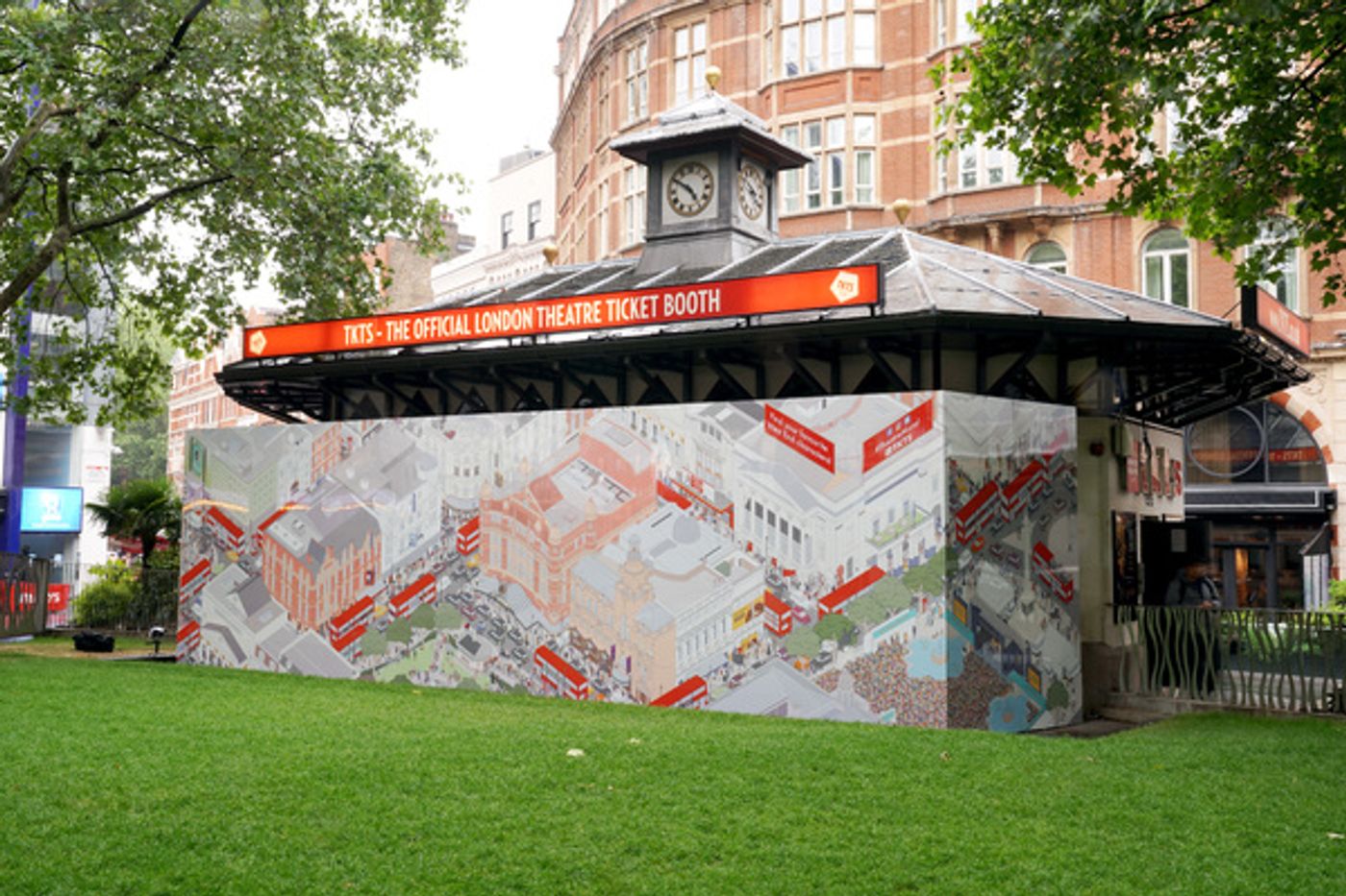 Photo Flash: TKTS Unveils Theatre Mural Alongside West End Stars  Image