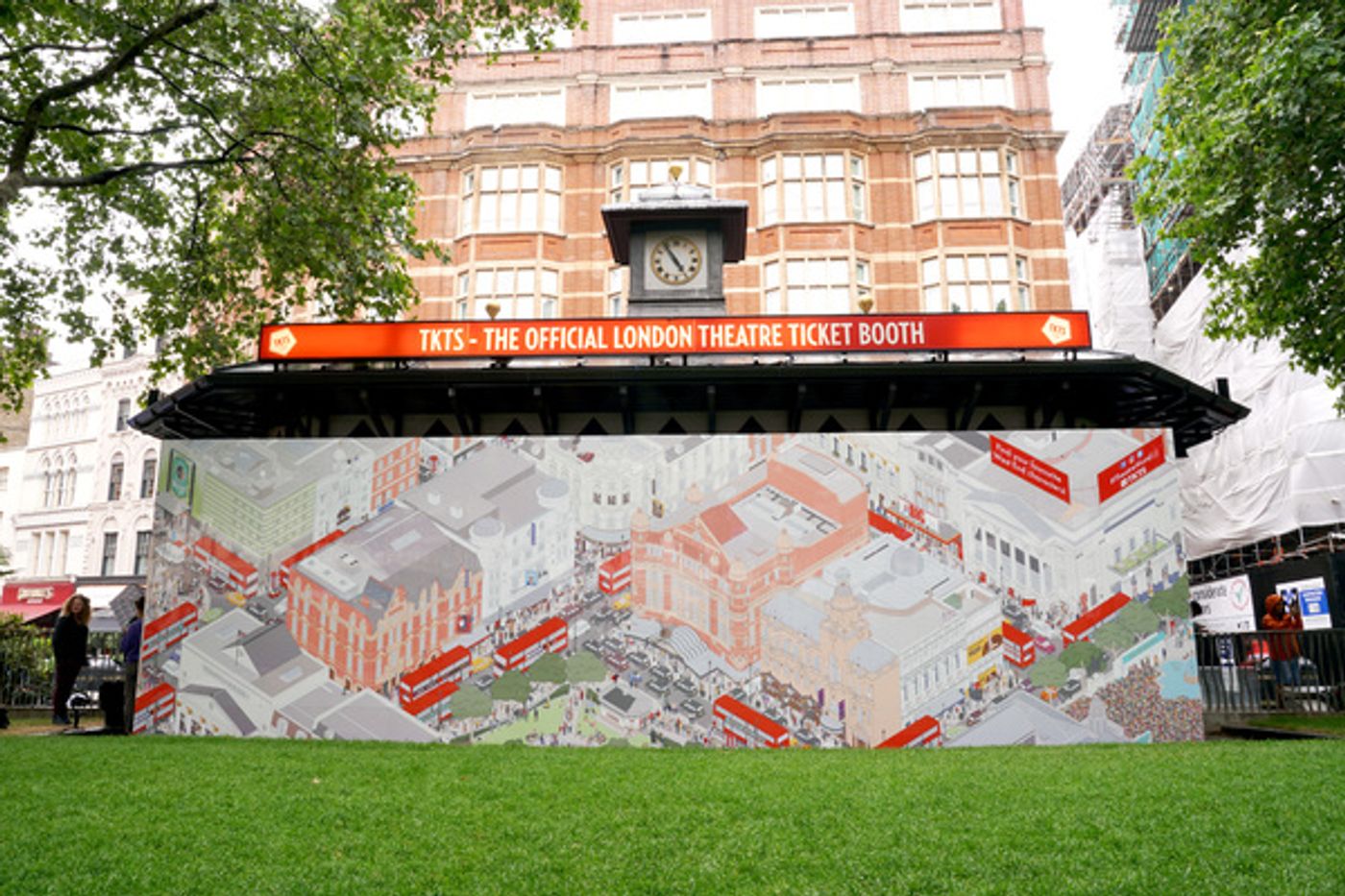 Photo Flash: TKTS Unveils Theatre Mural Alongside West End Stars  Image