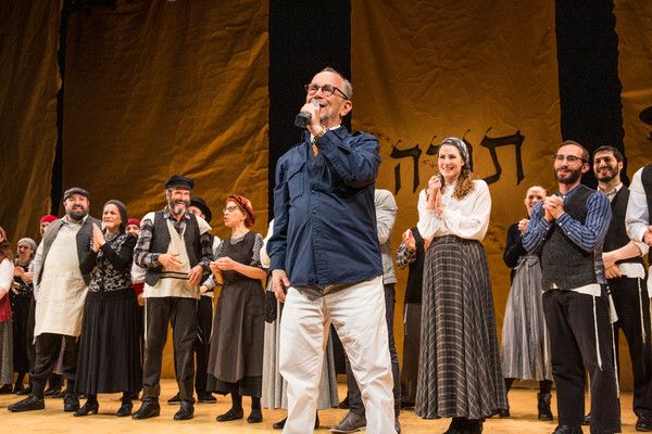 Photos: Mikhail Baryshnikov Visits FIDDLER ON THE ROOF in Yiddish — photo 3 of 7