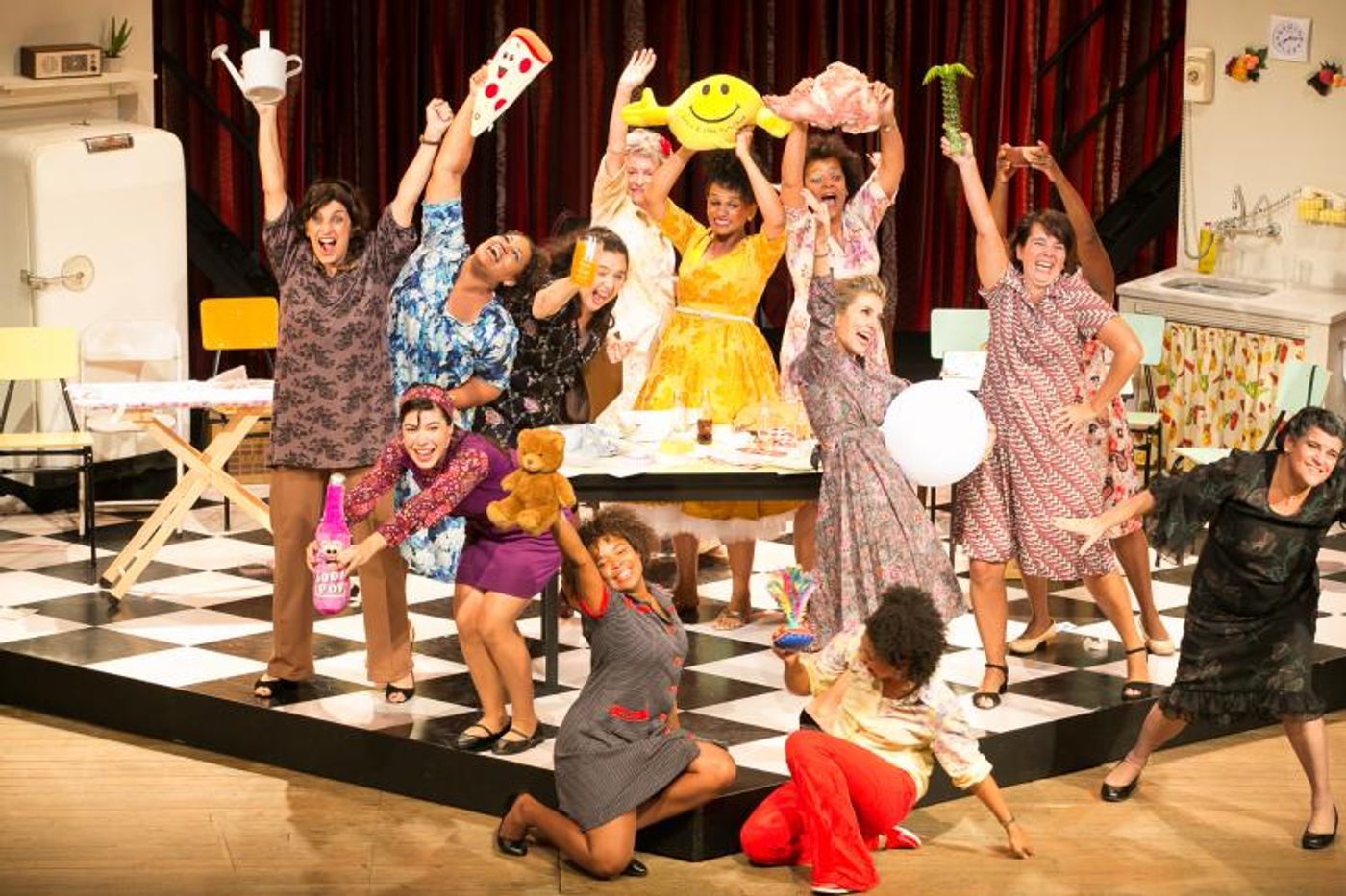 Review: With Direction by Theatre du Soleil's  Ariane Mnouchkine AS COMADRES Opens at Teatro Anchieta for Short Season  Image