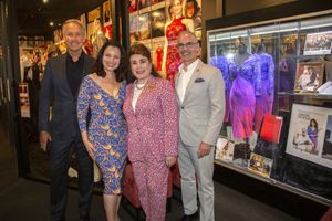 Peter Marc Jacobson, Fran Drescher, Donelle Dadigan and Mitch O'Farrell  Photo