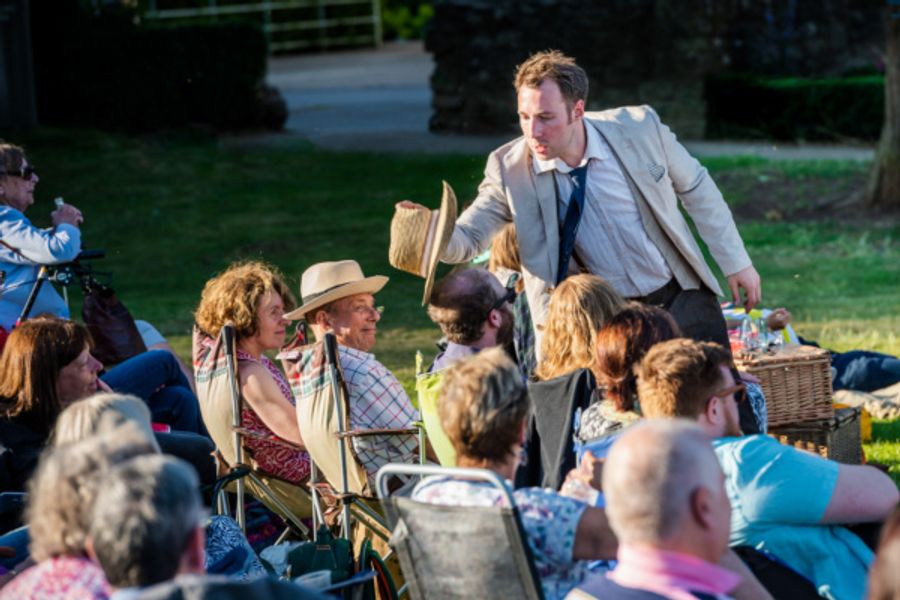 Photo Flash: First Look At Immersion Theatre's Open-Air Tour Of A MIDSUMMER NIGHT'S DREAM Image