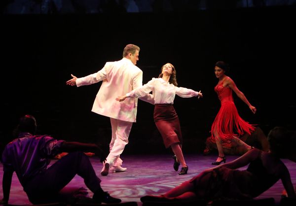 Edward Watts, Ali Ewoldt and the company of GUYS AND DOLLS Photo