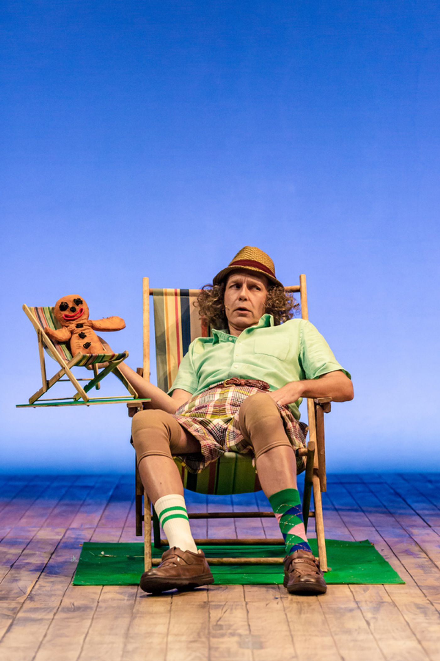 Photo Flash: First Look at MR. GUM AND THE DANCING BEAR at the National Theatre  Image