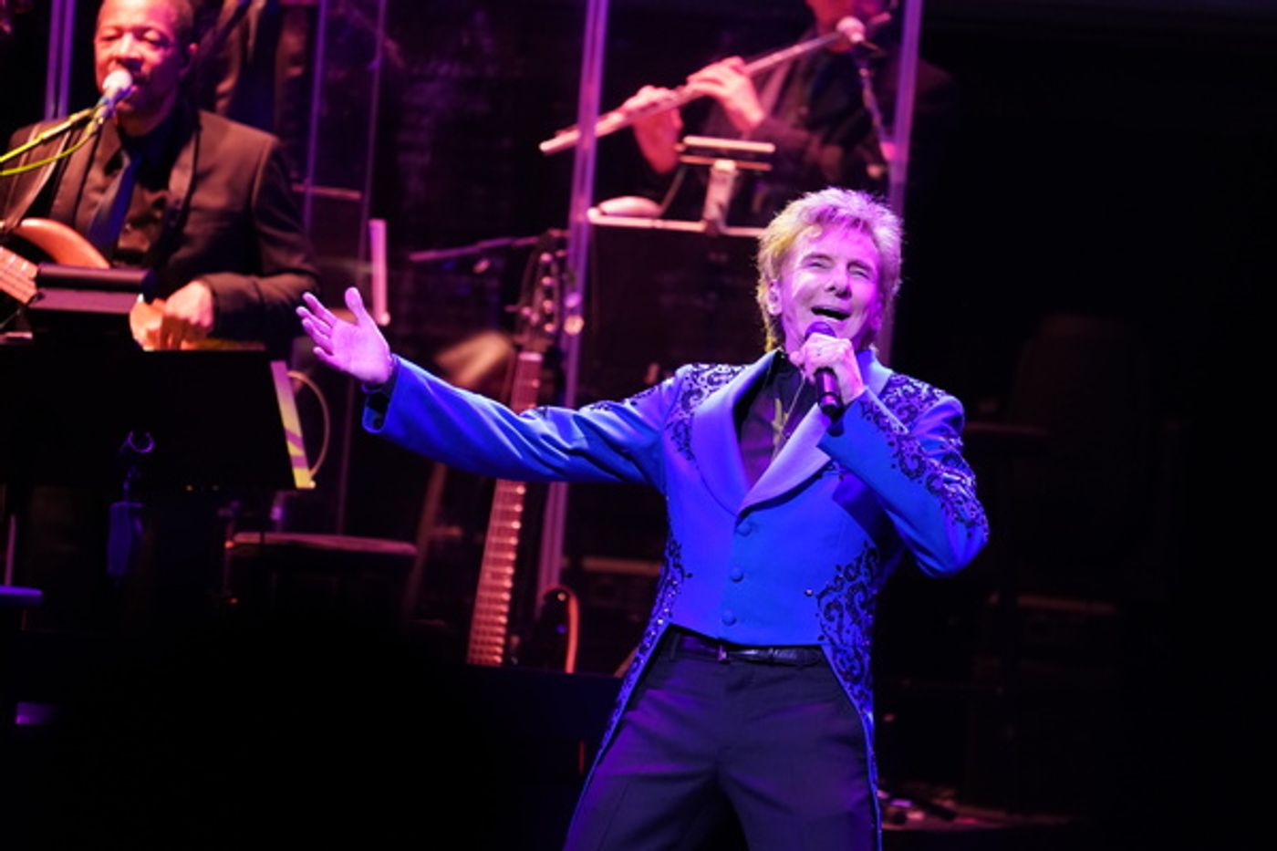 Photo Flash: Barry Manilow Takes Up Residency on Broadway  Image
