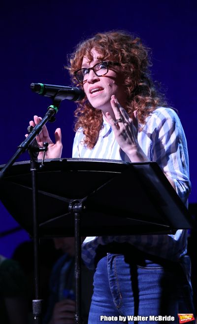 Lindsay Nicole Chambers Photo