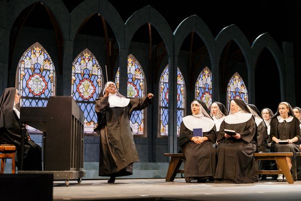 Leslie Ivy-Louthaman and the Cast of SISTER ACT Photo