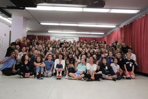 Beth Leavel and Students @ BroadwayWorld Beth Leavel and Students Photo